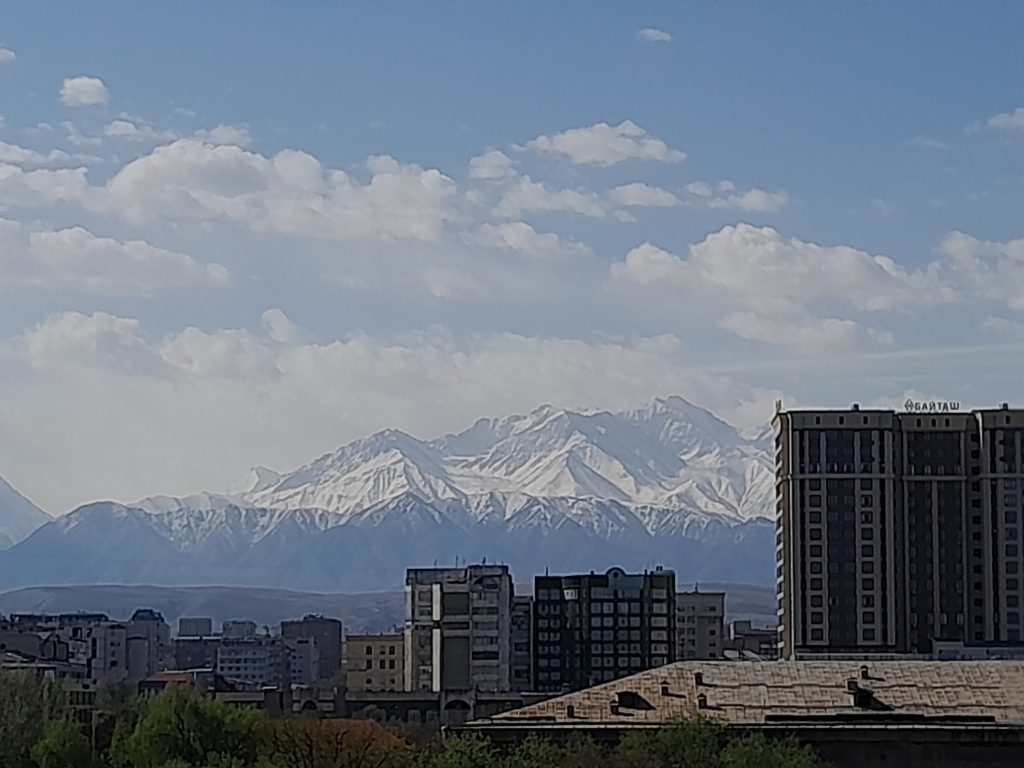 Bişkek'i çevreleyen dağlar
Tien Shan sıra dağları