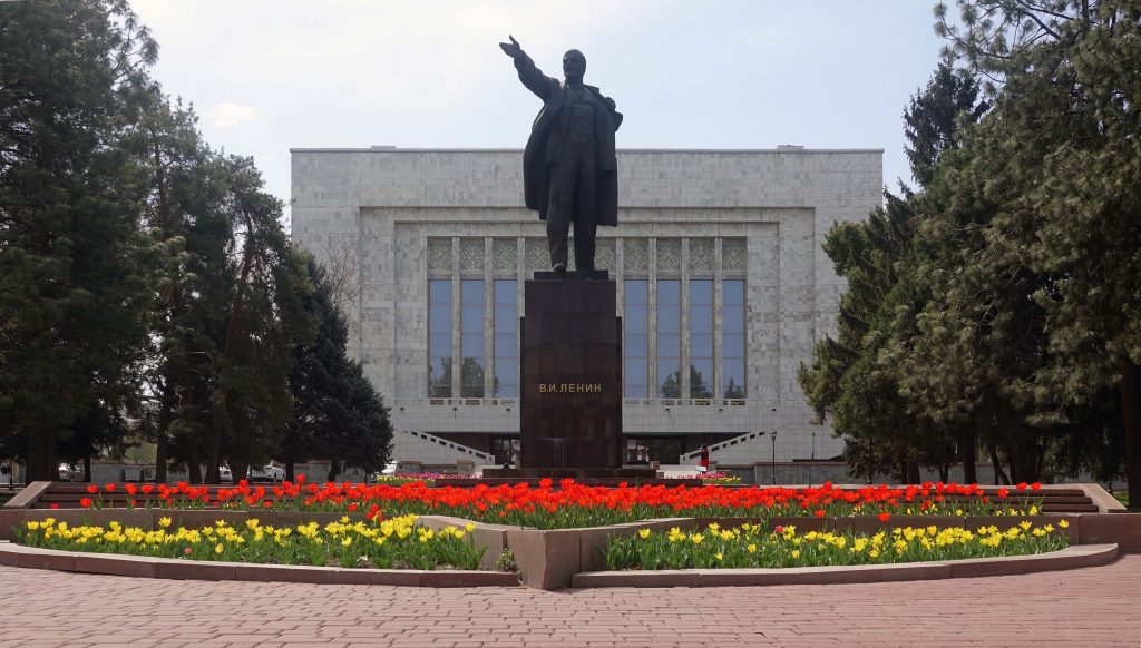  Lenin heykeli