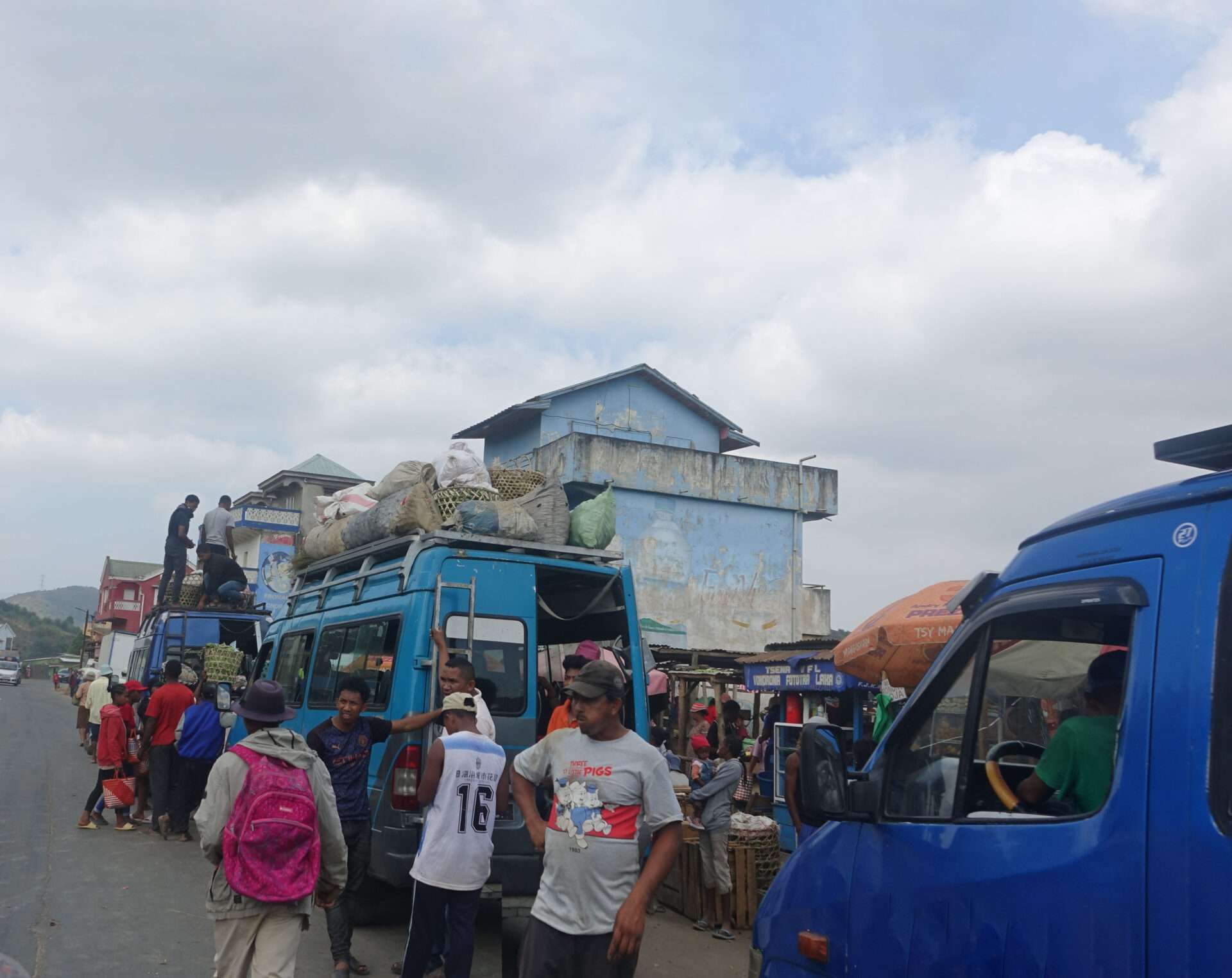 Madagaskar'da minimüs ile gezmek